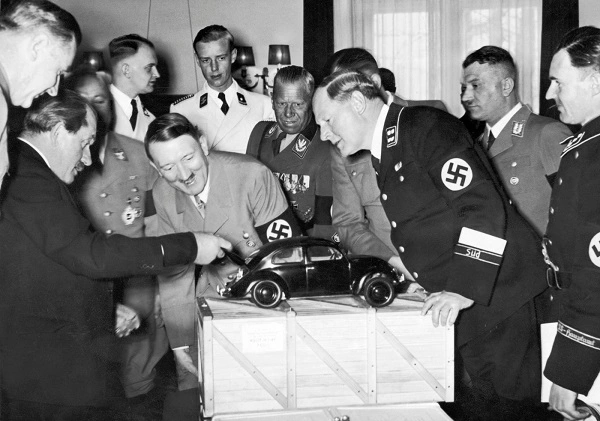 Adolf Hitler y Fernando Porsche