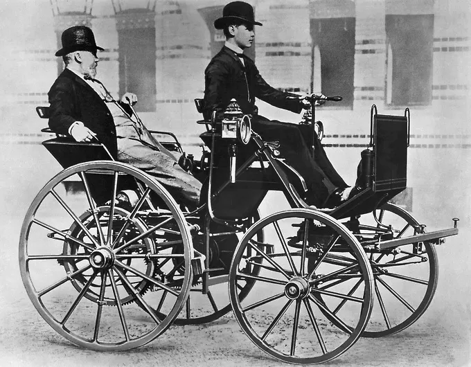 Gottlieb Daimler y Wilhelm Maybach diseñaron el automóvil en 1885