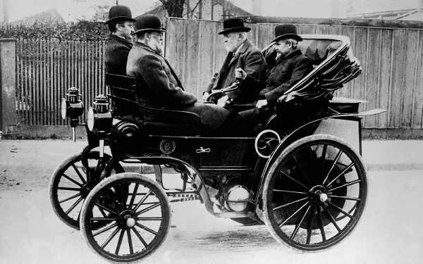 Coche accionado por correa de Gottlieb Daimler, 1895