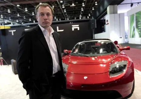Elon Musk con Tesla Roadster en 2008