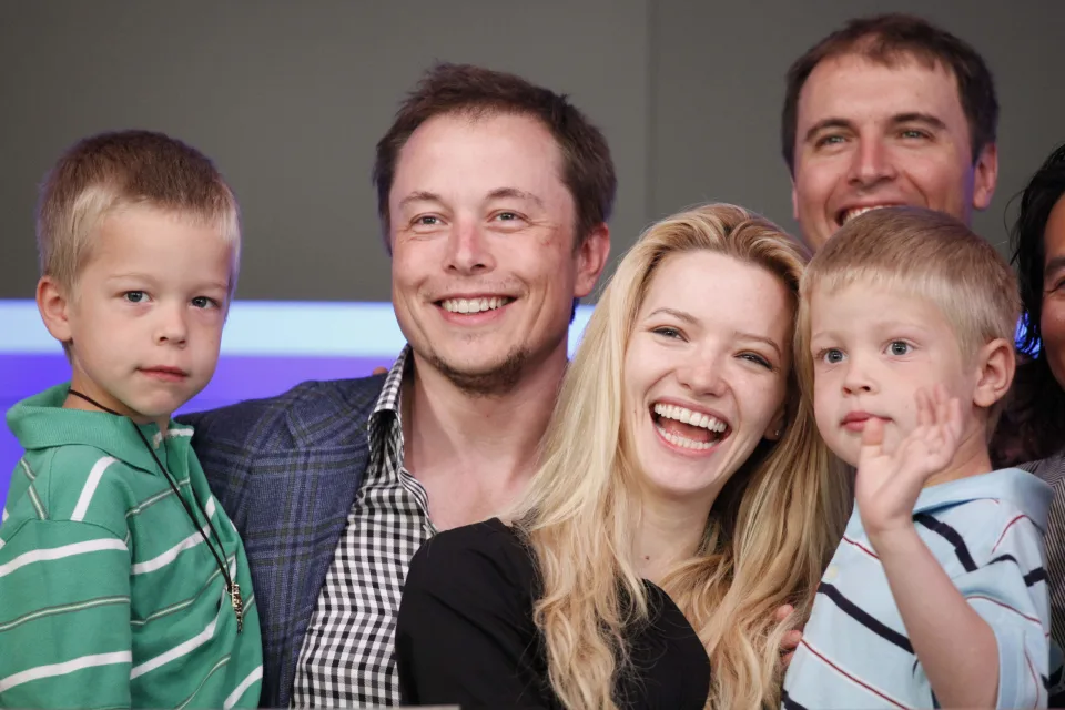 Elon Musk con su exesposa Talulah Riley y sus hijos gemelos
