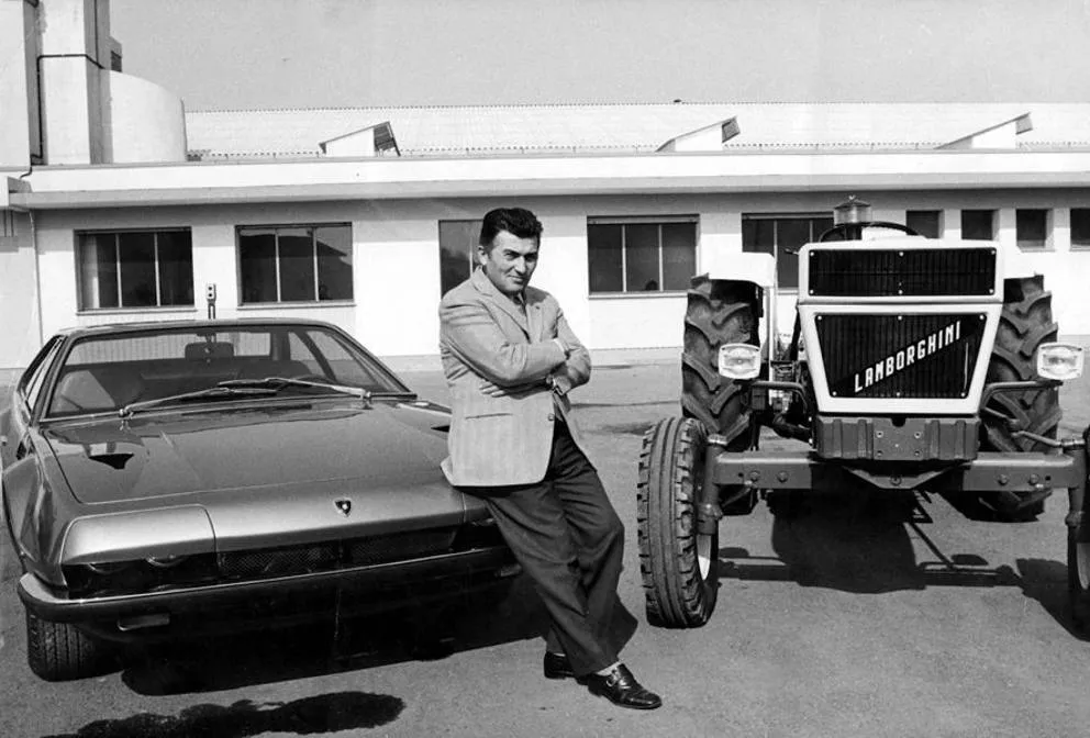 Ferruccio Lamborghini con un Jarama y un tractor de su marca, 1970