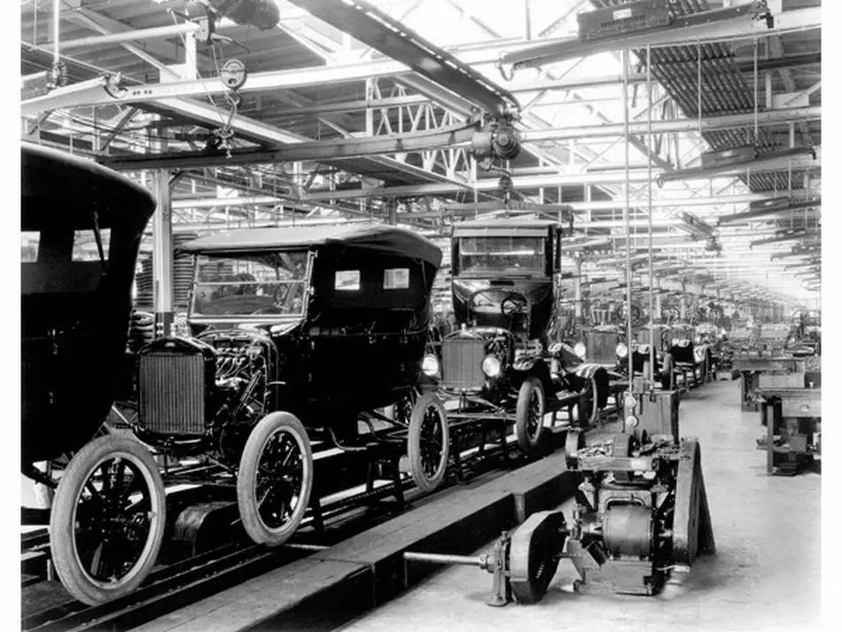 Primera línea de montaje en movimiento Ford 1913