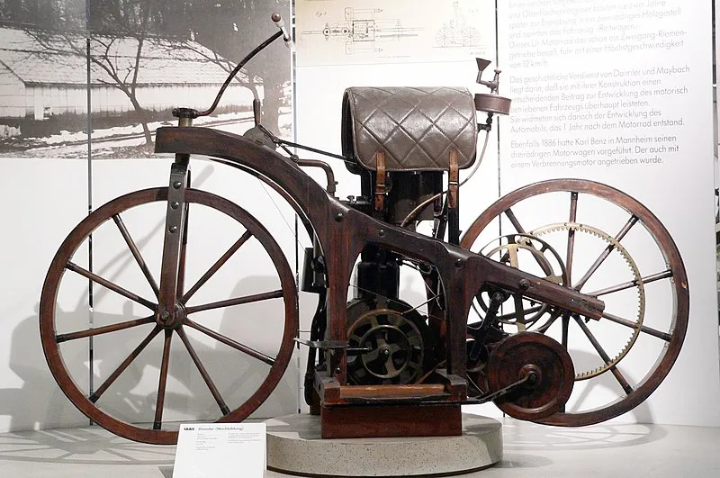 Gottlieb Daimler y Wilhelm Maybach diseñaron el Reitwagen en 1885
