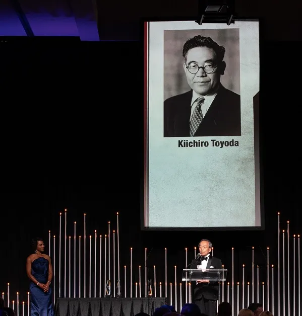 Ceremonia de inducción de Kiichiro Toyoda al Salón de la Fama del Automóvil 1994