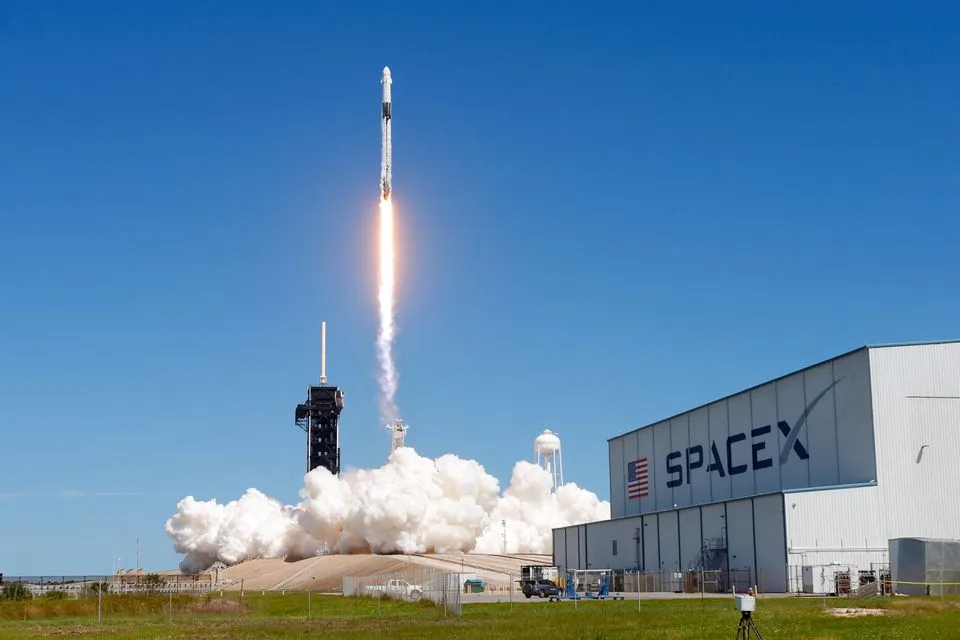 Lanzamiento del cohete SpaceX Falcon 9 con módulo Dragon