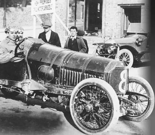 Walter Owen Bentley en un coche de DFP, 1914