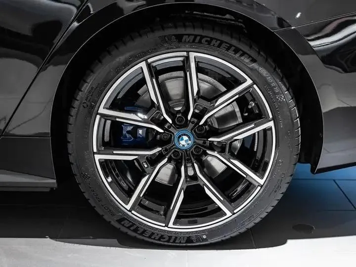 BMW i4  Image 6