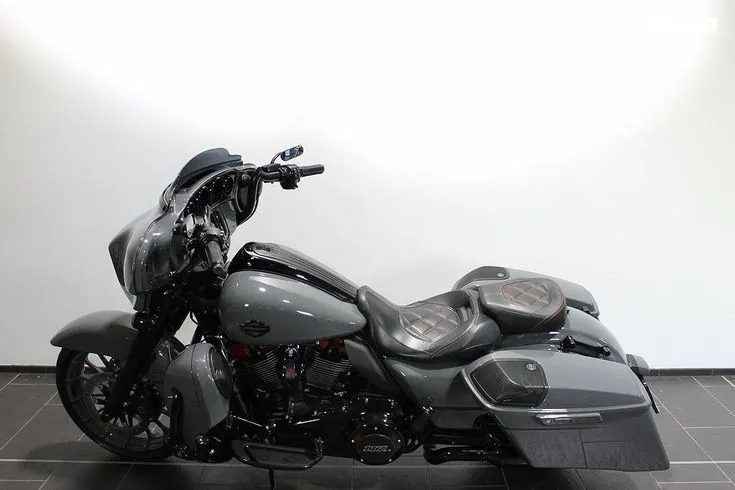 Harley-Davidson FLHXSE  Image 1
